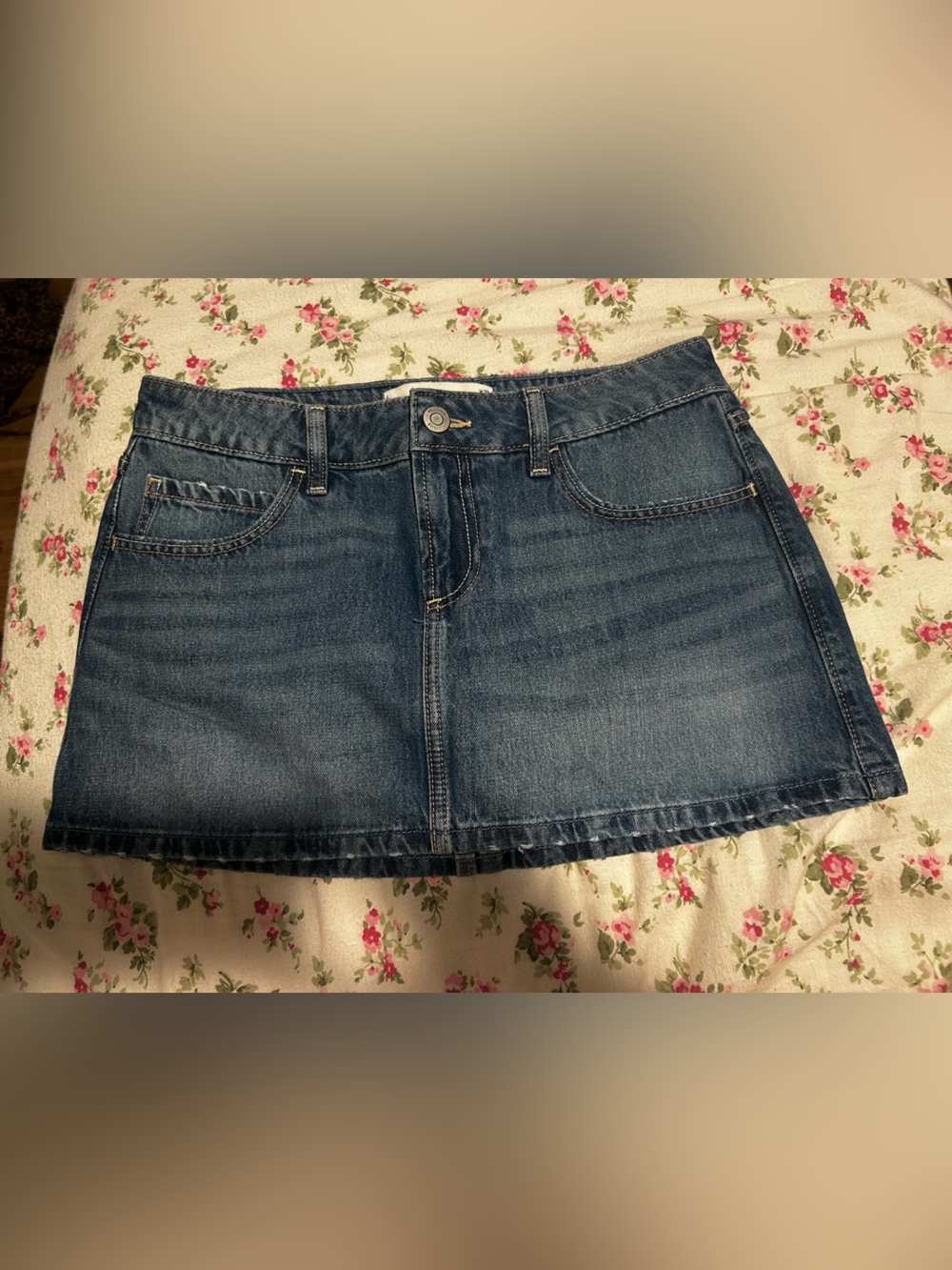 Hollister Curvy Low-Rise Denim Mini Skort